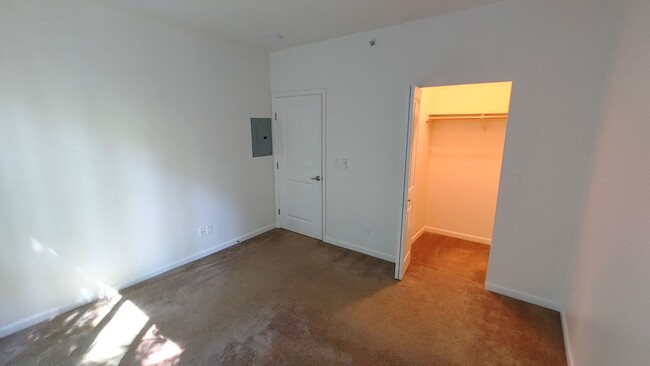 Building Photo - Private Second floor 1 bed 1 bath condo wi...