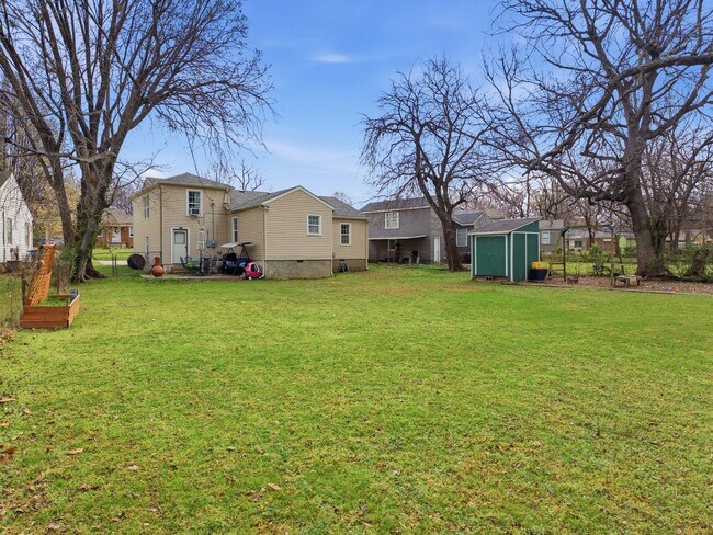 Building Photo - Charming Midtown bungalow just minutes from downtown!