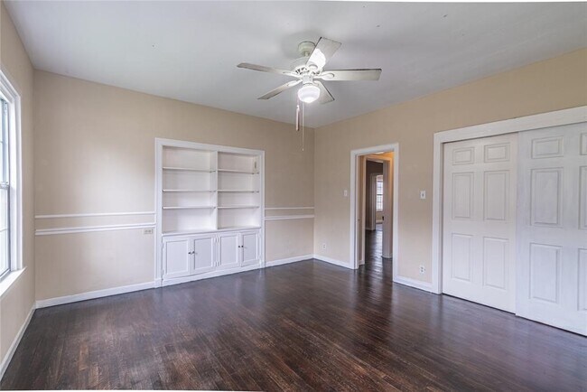 Building Photo - 2233 N MacGregor Way
