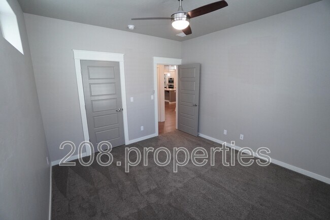 Building Photo - 407 W Pavilion Ln