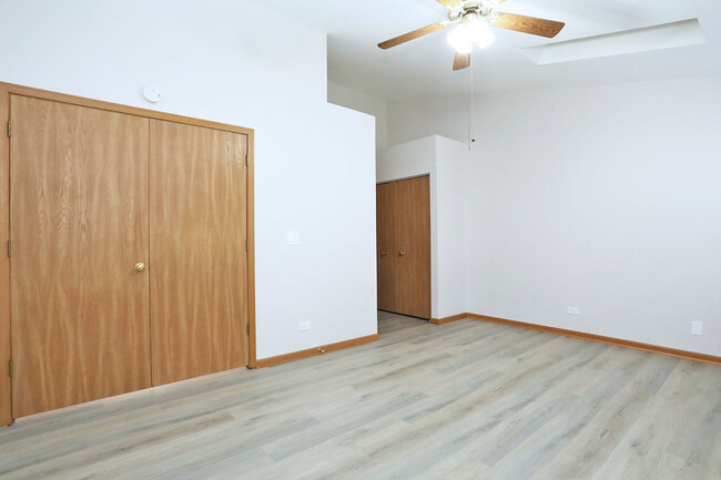 Building Photo - 724 Shady Oaks Ct