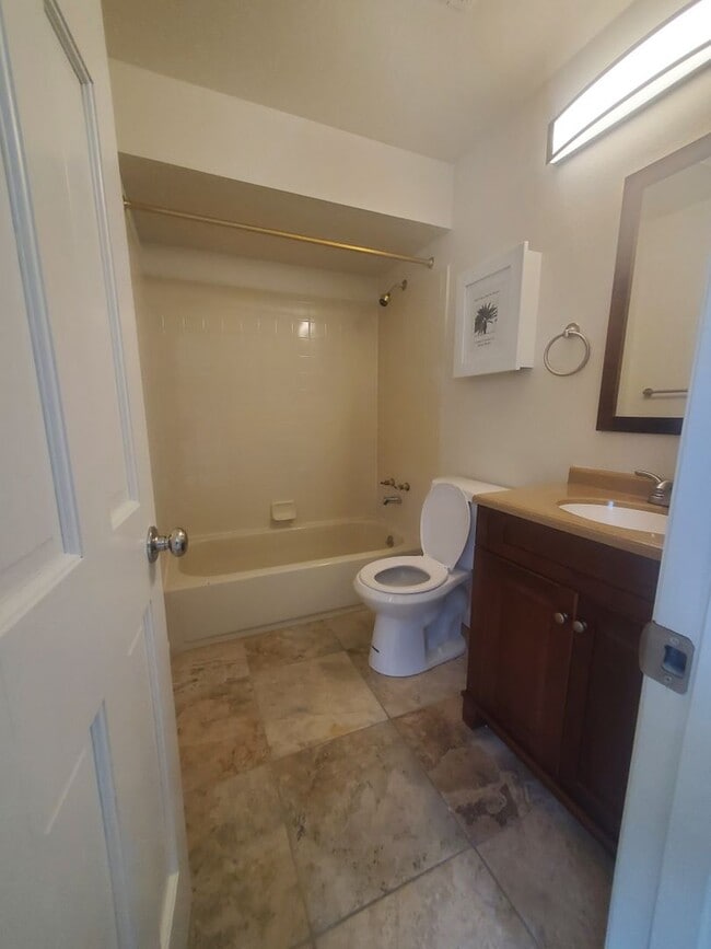 Building Photo - 2B / 2B Condo with Loft and Garage Availab...