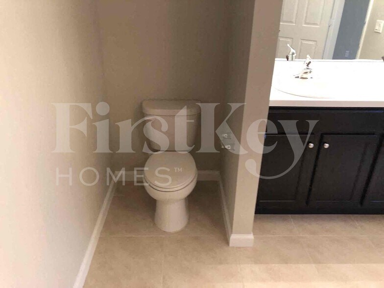 Building Photo - 1773 SW Cannon Ave