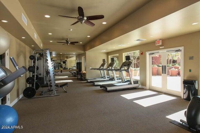 Building Photo - 945 E Playa Del Norte Dr