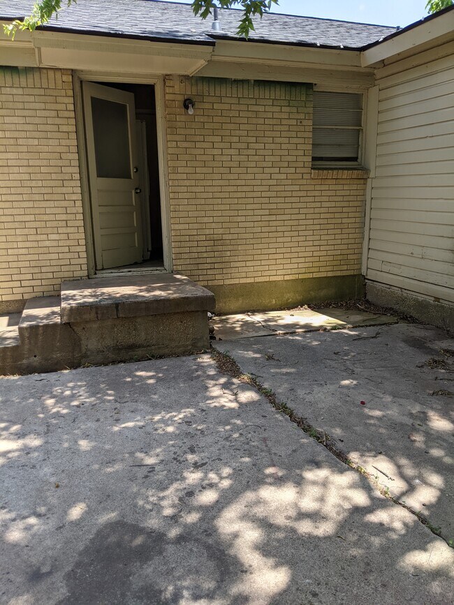 Building Photo - 2926 Larry Dr