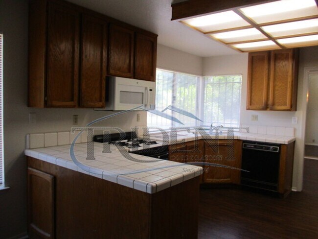 Building Photo - Large 4 bedroom, 3 bath house located on a large lot