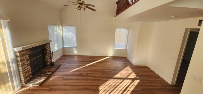 Building Photo - Large 3 Bedroom Home with a Loft