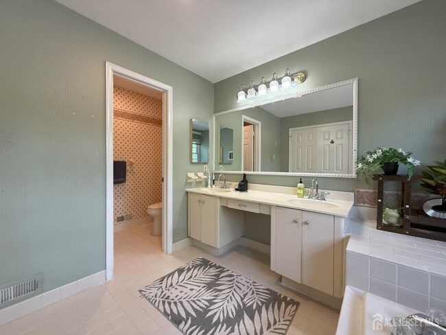 Building Photo - 37 Dorchester Dr