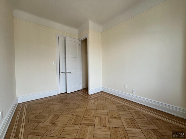 Building Photo - 220 W 98th St