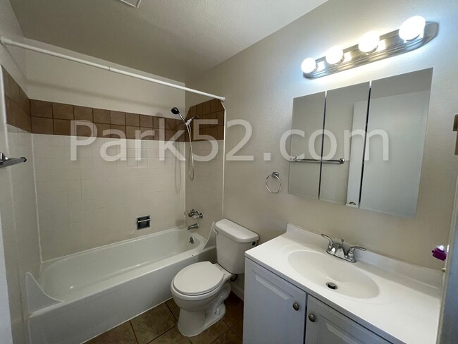 Building Photo - 2 Bedroom 1 Bathroom Upper Level Apartment...