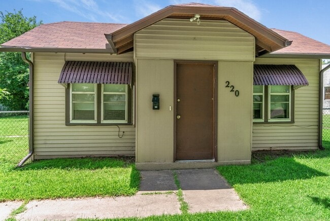 Building Photo - 220 NE 3rd St