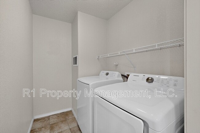 Building Photo - 2323 Margarita Dr SE