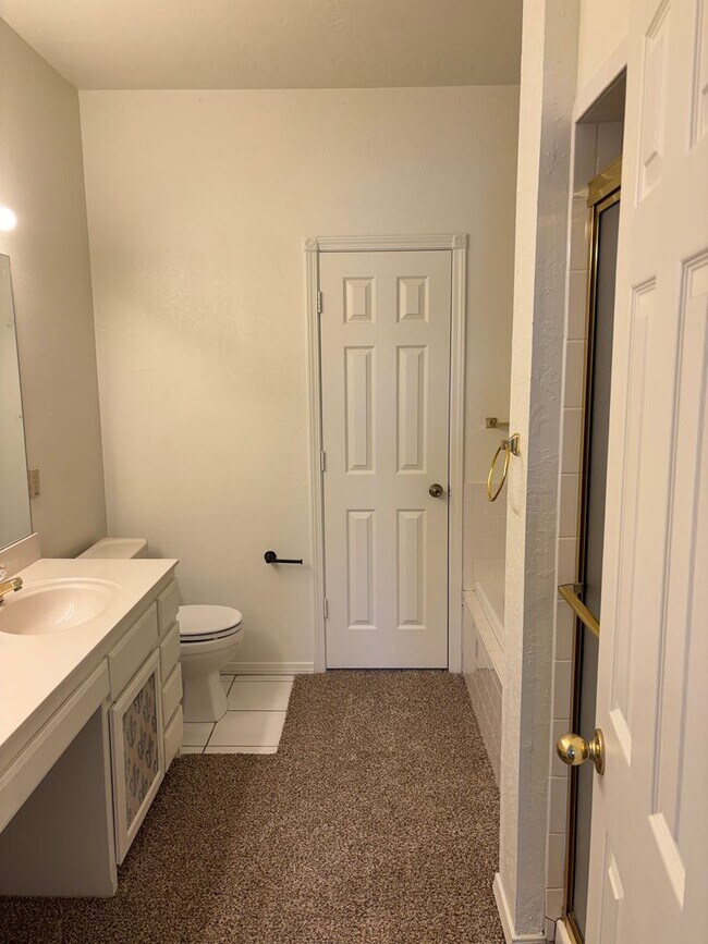 Building Photo - 3br 2.5ba on Surrey Hills Golf Course!!