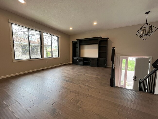 Building Photo - 2257 Oregon Ct