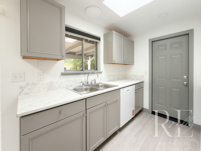 Building Photo - Bright 3BR Home on Amelia Ct | LVP Floors,...