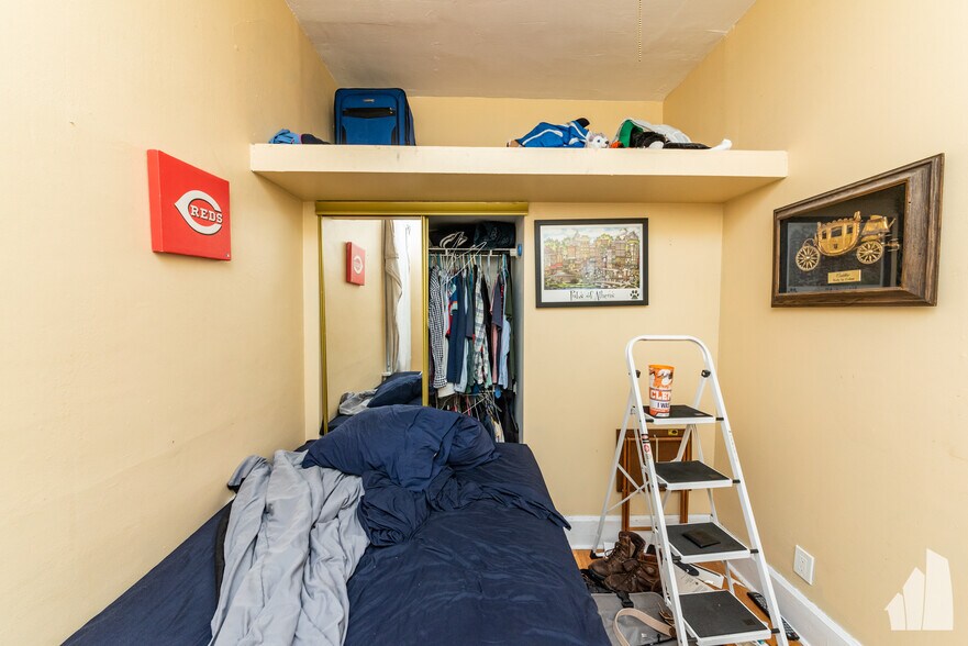 Building Photo - 2057 W Roscoe St