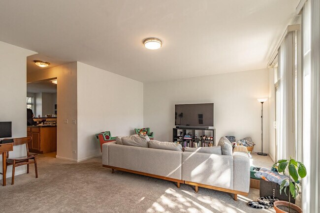 Building Photo - 721 Summit Ln