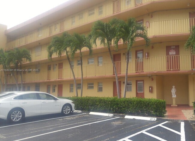 Building Photo - 443 NE 195th St