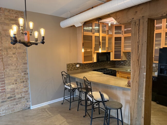 Building Photo - 1735 W Diversey Pkwy