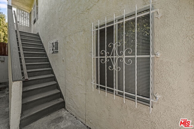 Building Photo - 124 S Almont Dr