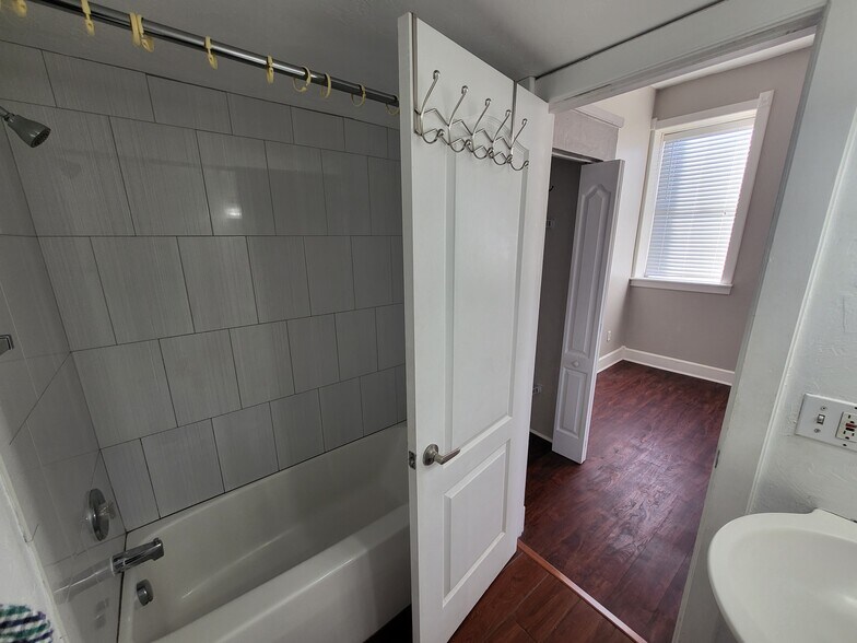 Building Photo - 427 10th Ave W