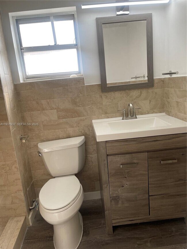 Building Photo - 400 Kings Point Dr