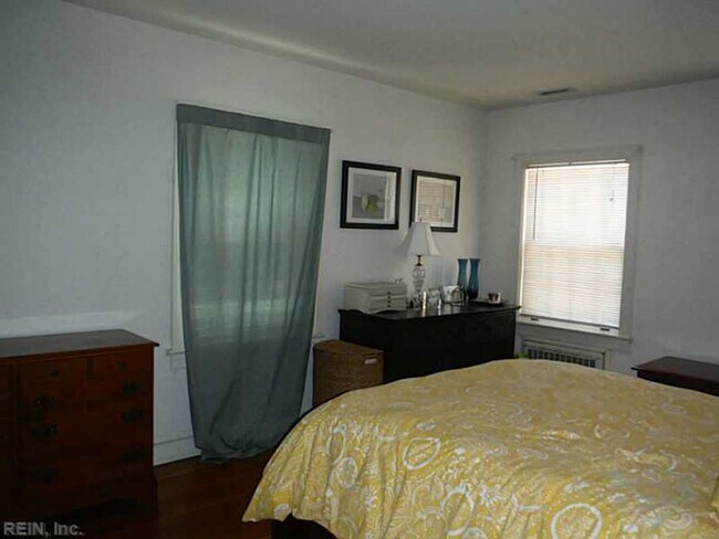 Building Photo - Larchmont