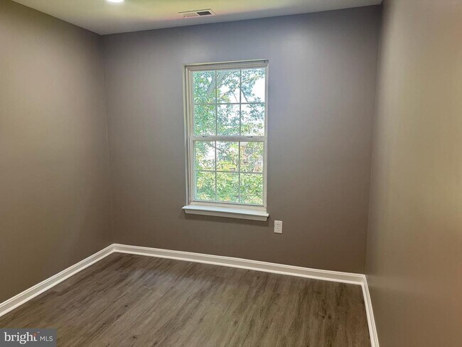 Building Photo - 8216 Dellwood Ct