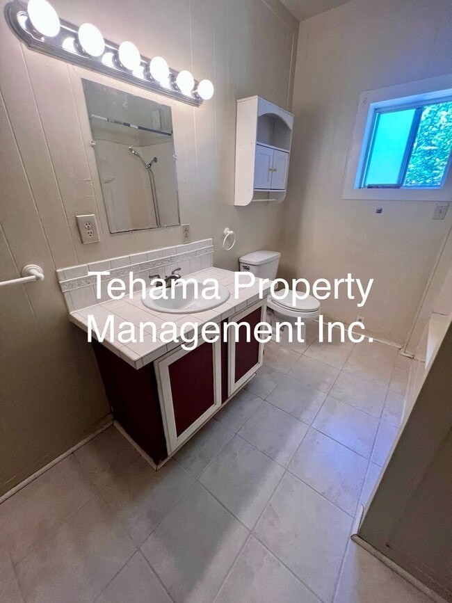 Building Photo - Victorian downtown location 3 bedroom 1 bath