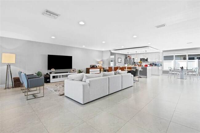 Building Photo - 2801 NE 59th St