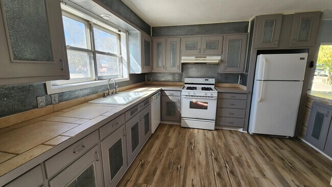 Building Photo - 800 S Elgin Ave