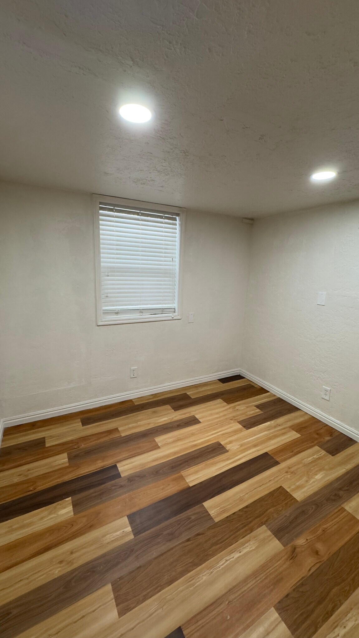 Building Photo - 726 Logan Ave S