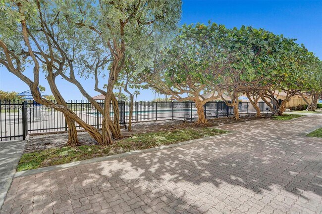 Building Photo - 2555 Collins Ave