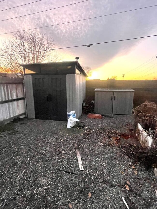 Building Photo - Check out our move in special on this charming Very Spacious 2-Story Home for Rent in Pasco, WA!