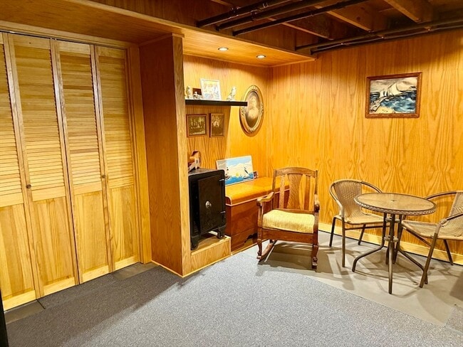 Building Photo - 12 Holiday Dr