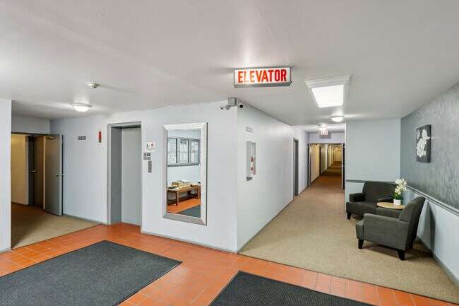 Building Photo - 2650 Brookwood Way Dr