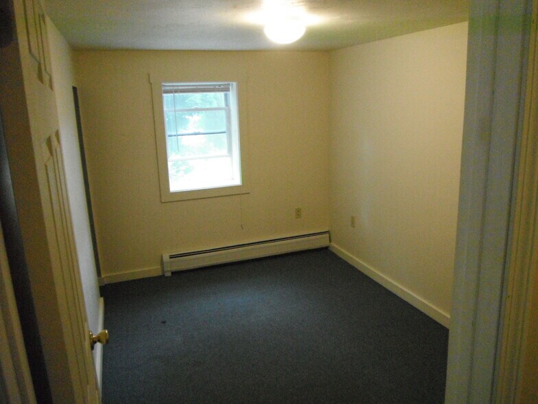 bedroom - 12 N River St