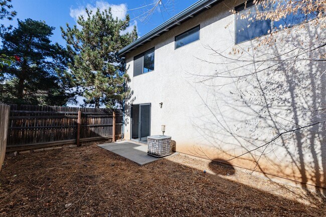 Building Photo - 4825 N Robert Rd