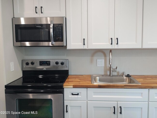 Building Photo - 390 W Cocoa Beach Causeway