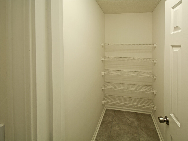 Building Photo - 3 Bedroom with BONUS room, 2 bathrooms. Ne...