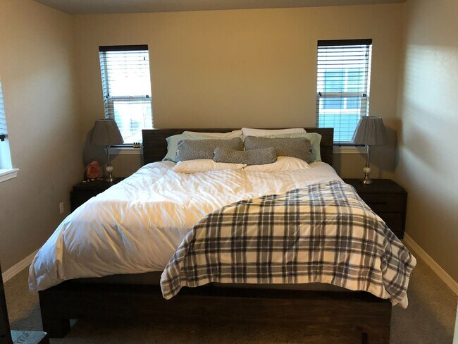 Building Photo - 3bd, 2.5ba 2car West Side Beauty, Built in...
