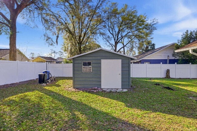 Building Photo - Newly remodeled Lovely 3-bed 2 Bath Home in desirable Location!!
