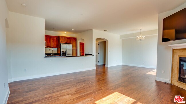 Building Photo - 5037 Rosewood Ave