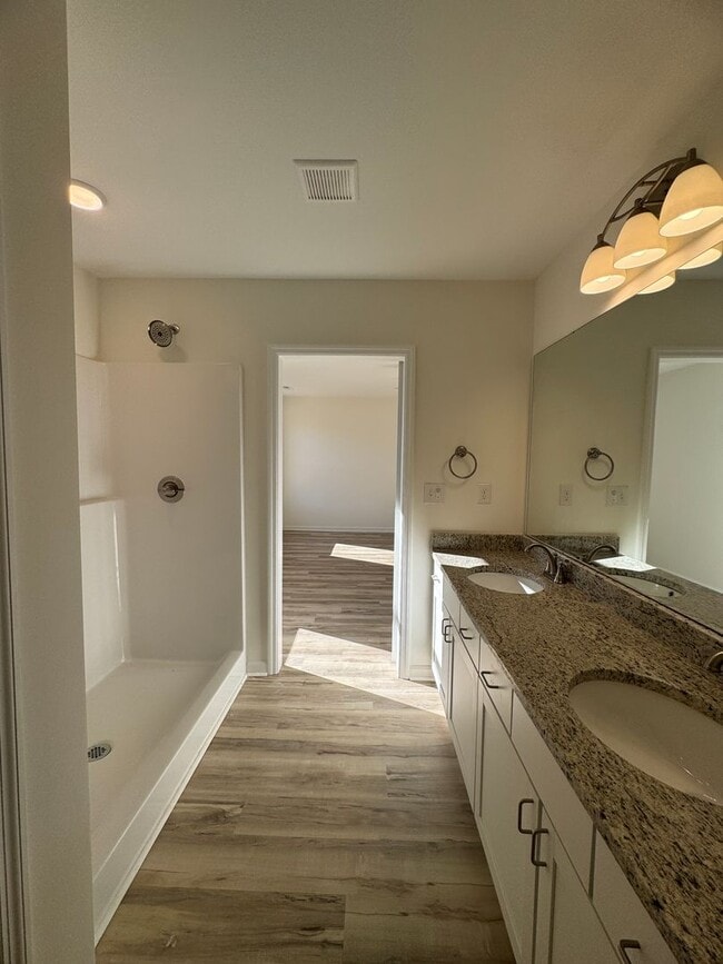 Building Photo - 4 Bedrooms! 1st Month's Rent Free!!