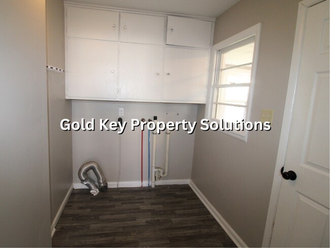 Building Photo - 3 BR 1 BA House with Garage Across from Pu...