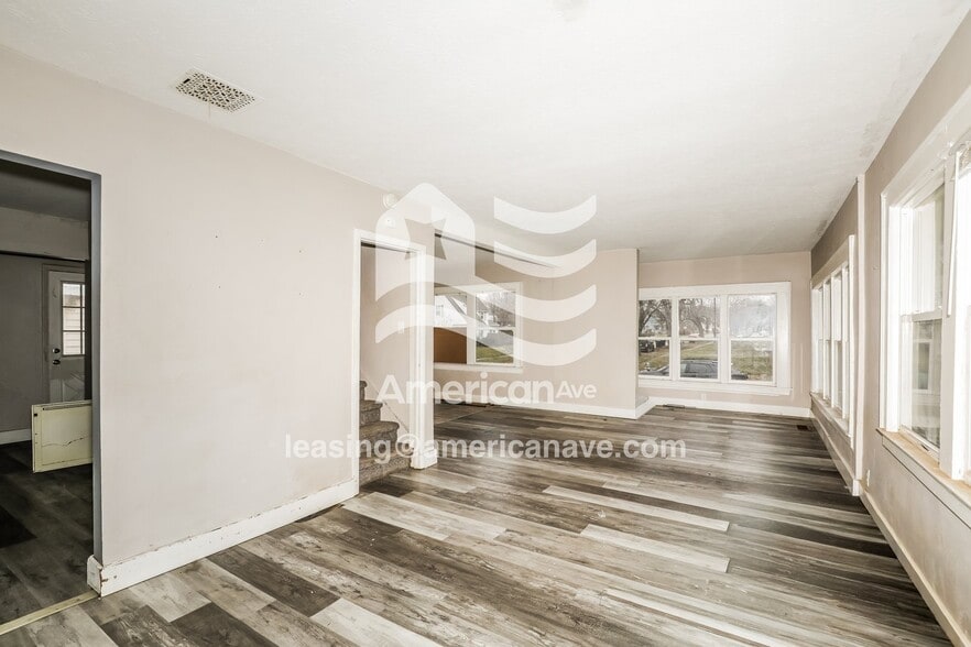 Building Photo - 529 E Victoria St