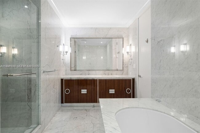 Building Photo - 15701 Collins Ave