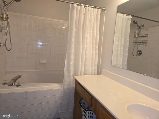 Building Photo - 206 Park Brook Ct