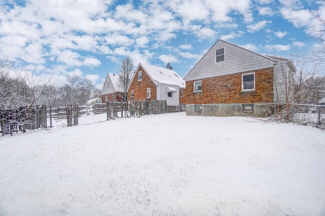 Building Photo - Four Bedroom Available!