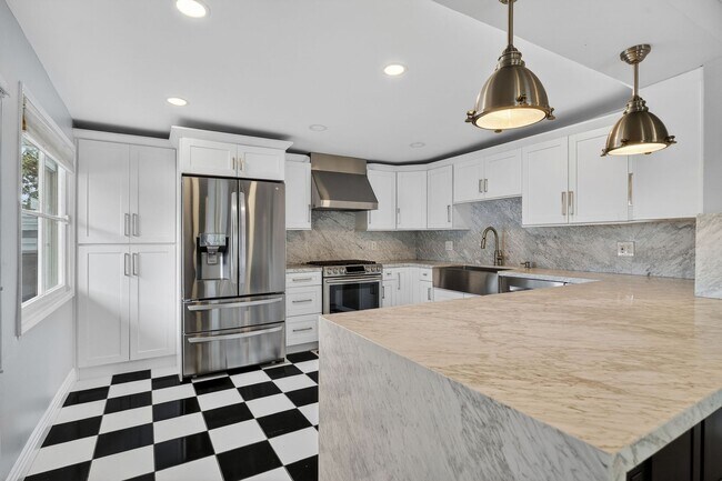 Building Photo - Beautifully updated 3-bedroom, 2.5-bathroom Craftsman in the heart of South Park